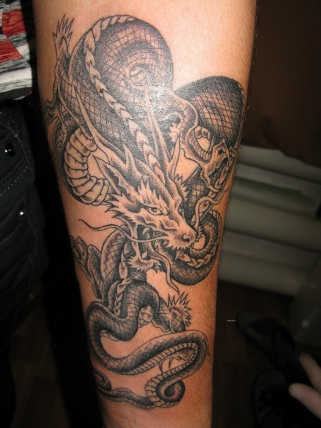 tatouage avant bras dragon