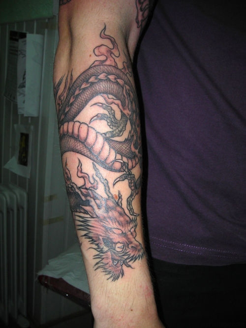 tatouage avant bras dragon