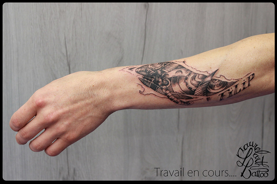 tatouage avant bras et travail