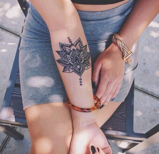 tatouage avant bras femme discret