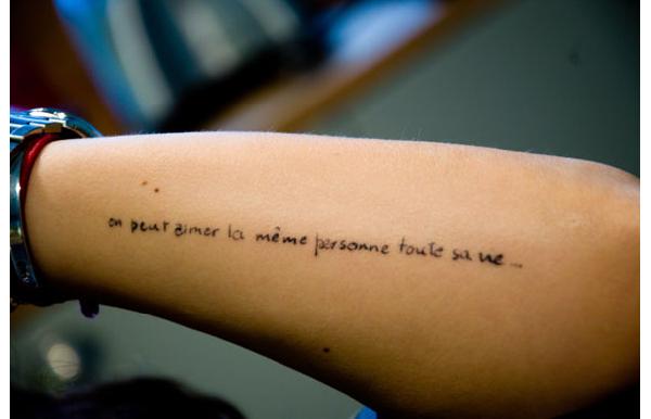 tatouage avant bras femme ecriture