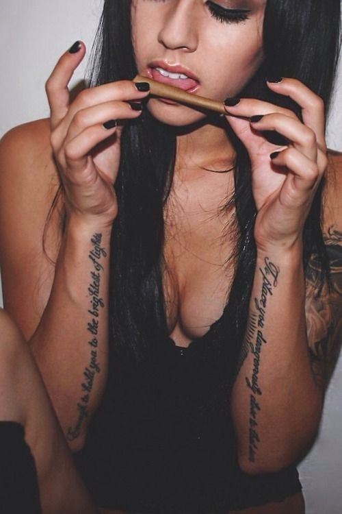 tatouage avant bras femme ecriture