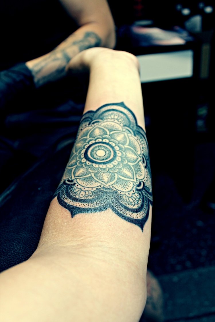 tatouage avant bras femme fleur