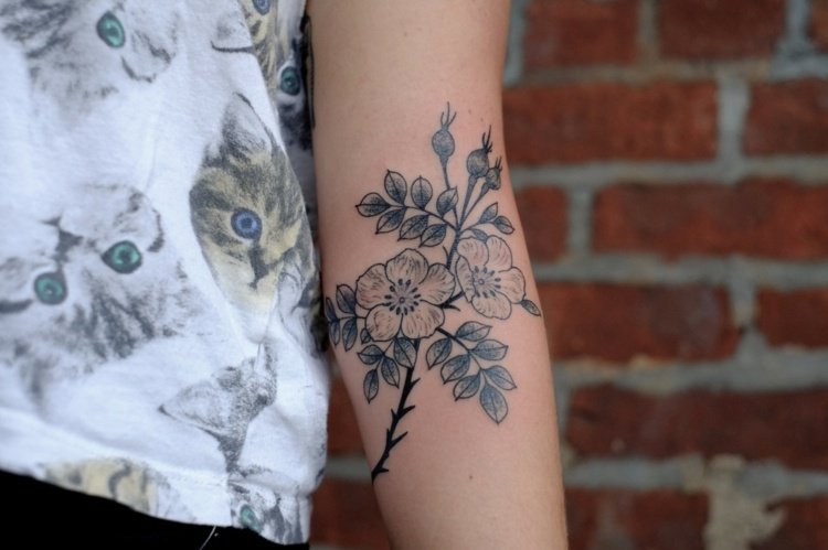 tatouage avant bras femme fleur