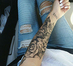 tatouage avant bras femme rose