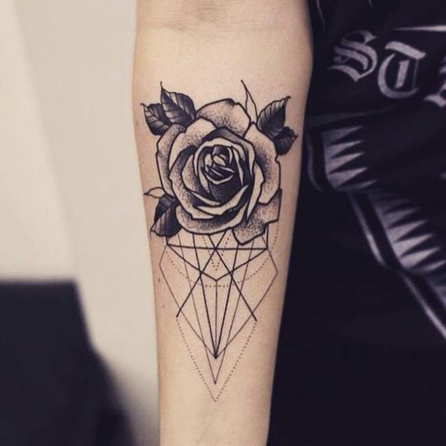 tatouage avant bras femme rose