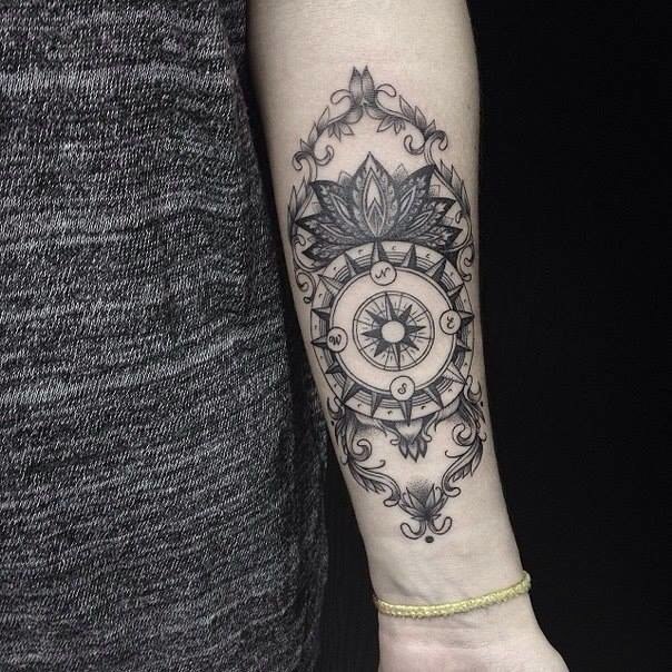tatouage avant bras femme rose