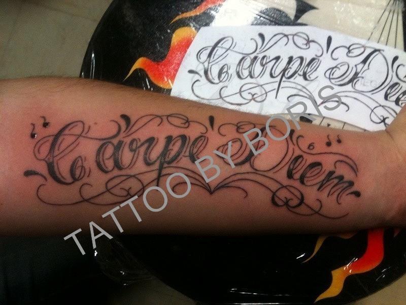 tatouage avant bras homme carpe diem