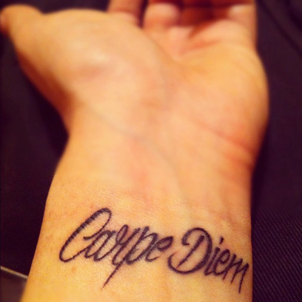 tatouage avant bras homme carpe diem