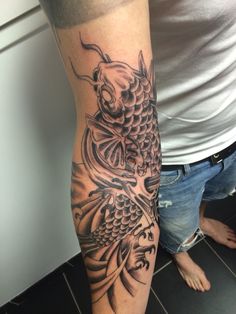tatouage avant bras homme carpe koi
