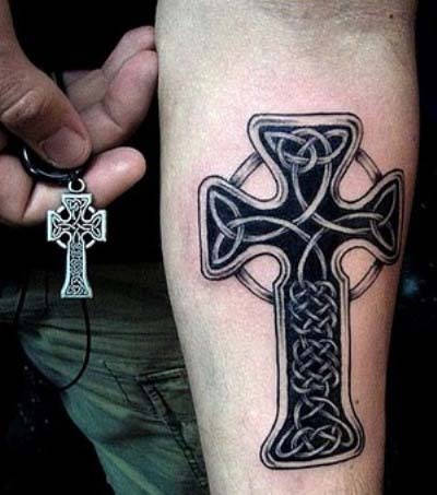 Tatouage avant bras homme croix