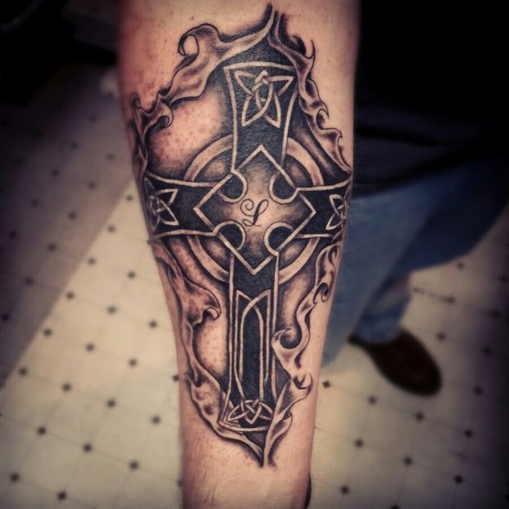 tatouage avant bras homme croix