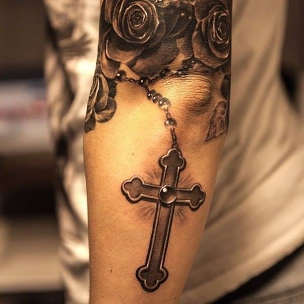 tatouage avant bras homme croix