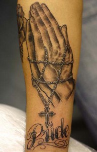 tatouage avant bras homme croix