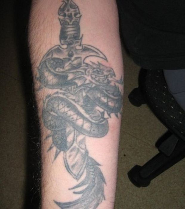 tatouage avant bras homme dragon