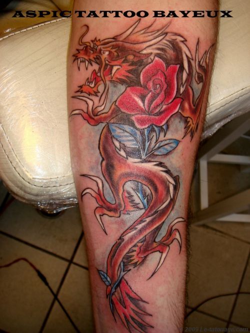 tatouage avant bras homme dragon