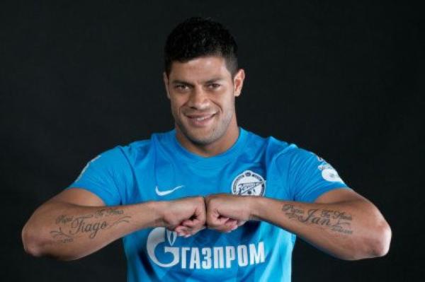 tatouage avant bras joueur foot