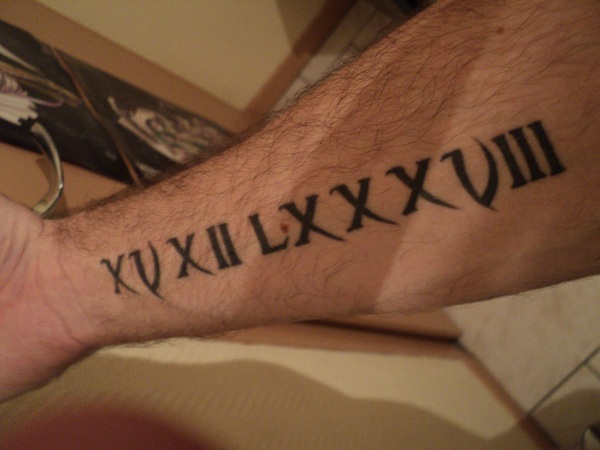 tatouage avant bras lettre romaine