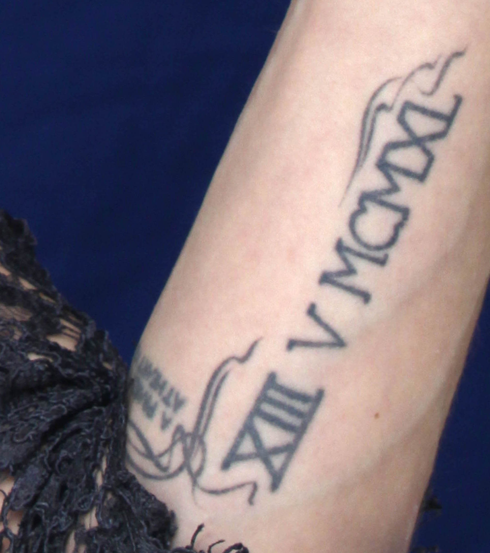 tatouage avant bras lettre romaine