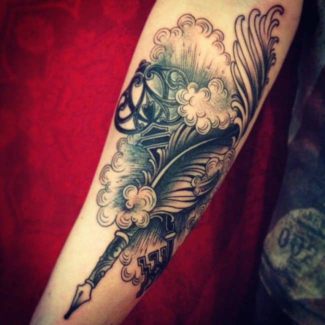 tatouage avant bras noir et blanc