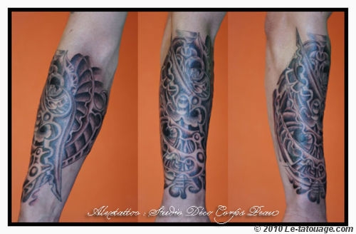 tatouage avant bras noir et blanc