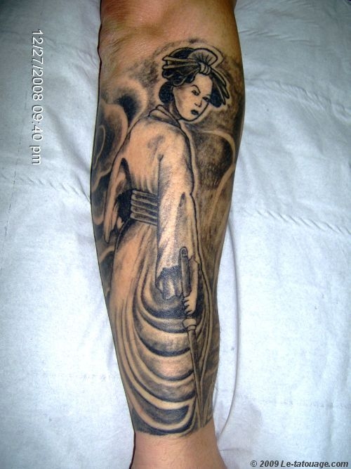 tatouage avant bras noir et blanc