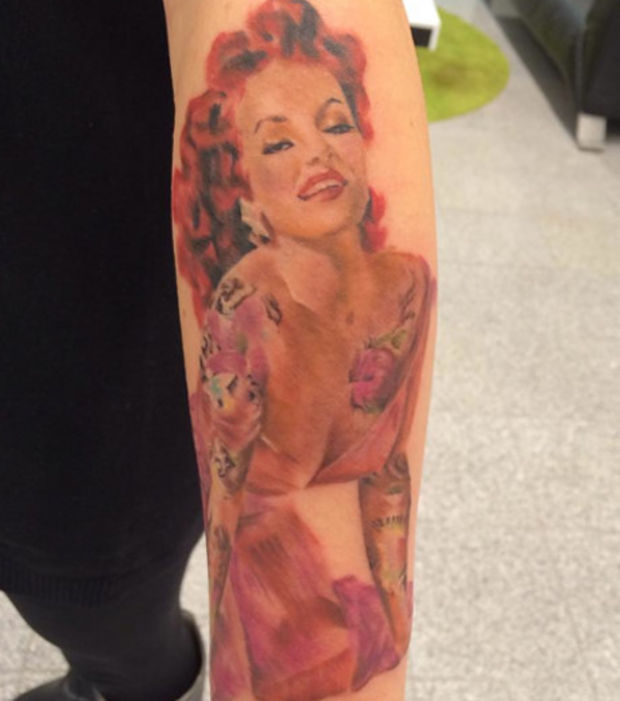 Tatouage avant bras pin up