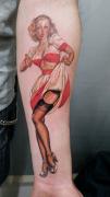 tatouage avant bras pin up