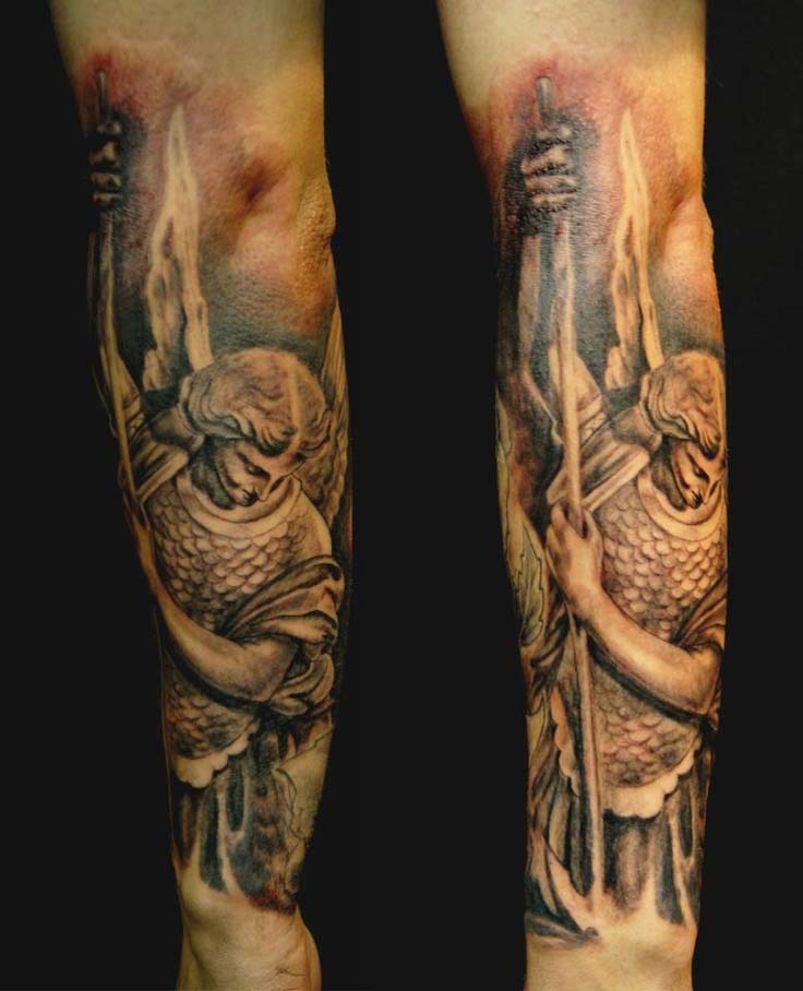 tatouage avant bras religieux
