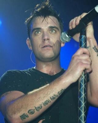 tatouage avant bras robbie williams