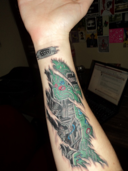 tatouage avant bras robot