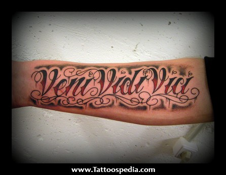 tatouage avant bras veni vidi vici
