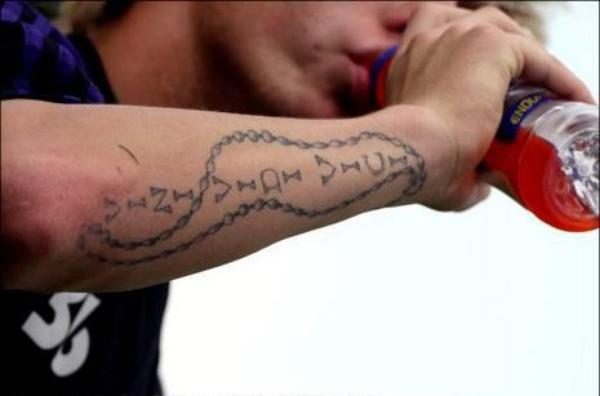 tatouage avant bras veni vidi vici