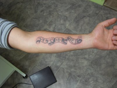 tatouage avant bras veni vidi vici