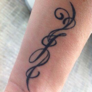 tatouage avec initiale j