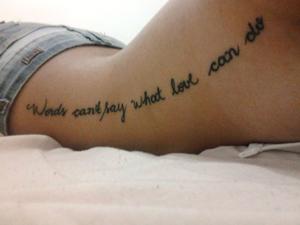 tatouage avec phrase d'amour
