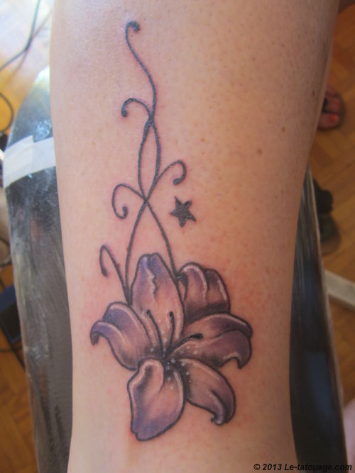tatouage avec une fleur