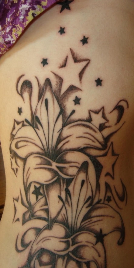 tatouage avec une fleur