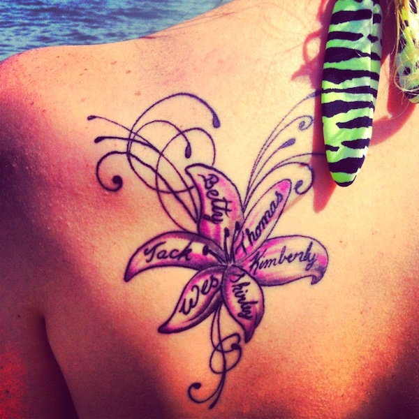 tatouage avec une fleur