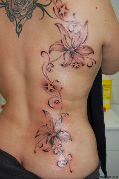 tatouage avec une fleur