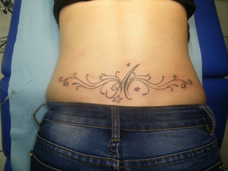 tatouage bas du dos arabesque