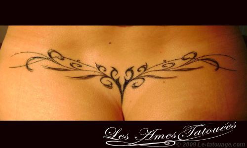 tatouage bas du dos arabesque