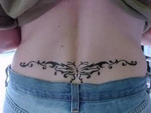 tatouage bas du dos arabesque