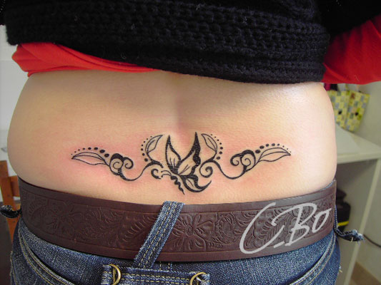 tatouage bas du dos arabesque