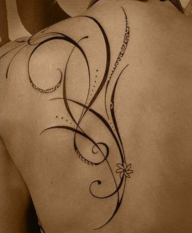 tatouage bas du dos arabesque