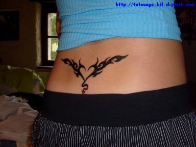 tatouage bas du dos coeur