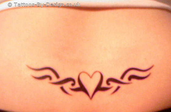 tatouage bas du dos coeur