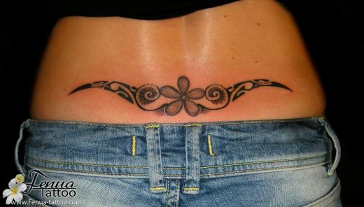 tatouage bas du dos femme polynésien