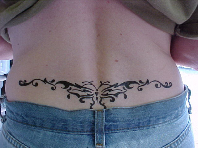 tatouage bas du dos femme polynésien
