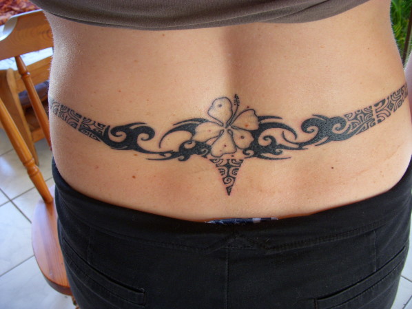tatouage bas du dos femme polynésien